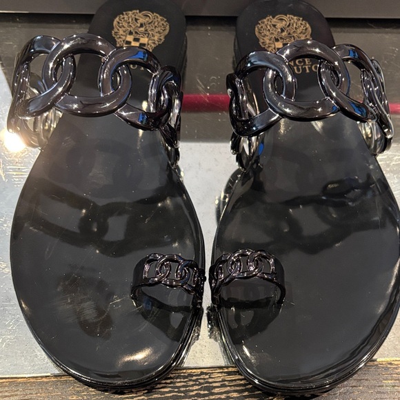 New with tags Vince Camuto Glossy Black Chain-Link Toe-Loop Sandals - Picture 4 of 7